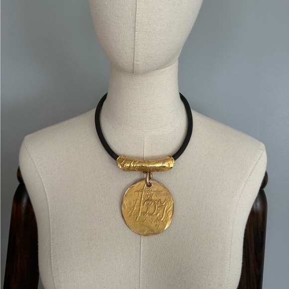 DKNY Disc Logo Pendant  Cord Necklace. - Picture 6 of 11